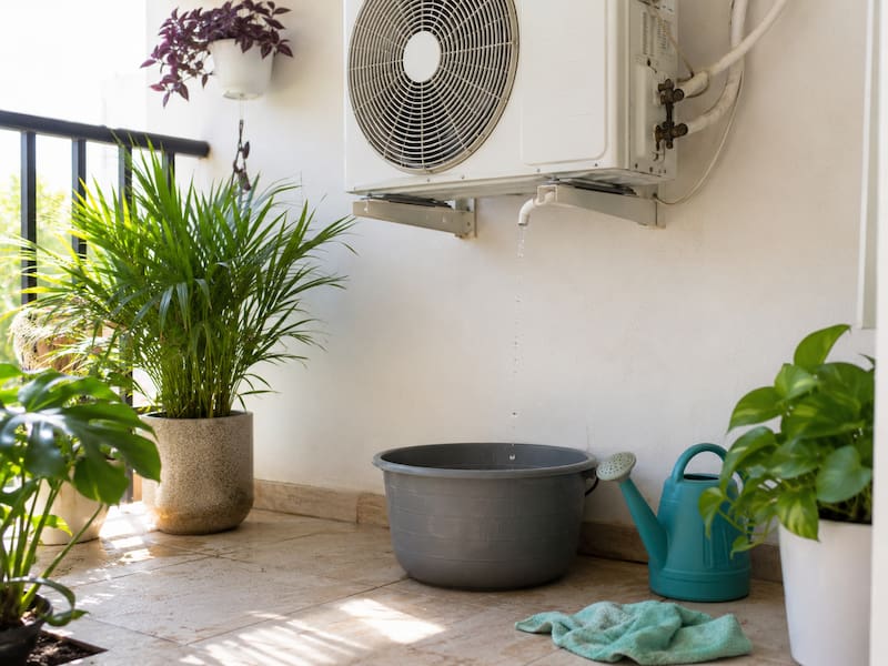 Confirmado | Los expertos recomiendan no desechar el agua que gotea del aire acondicionado: para qué sirve y cómo reutilizarla en casa (foto: ChatGPT)