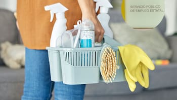 El SEPE lo confirmó: las empleadas del hogar mayores de 52 años pueden cobrar el subsidio sin haber cotizado lo necesario