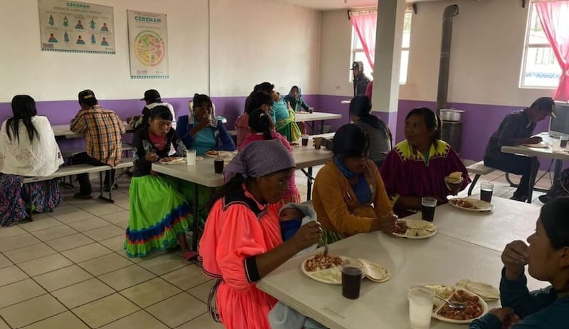 De acuerdo con el DIF Estatal, "cientos de mujeres embarazadas o en lactancia, junto con sus hijas e hijos y familiares, reciben atención diaria" en los 21 CERENAM que actualmente operan en la Sierra Tarahumara.