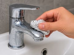 Este truco con papel aluminio elimina el sarro y óxido de la grifería: así funciona paso a paso