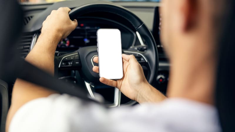 Confirmado | Por orden del Gobierno, revisarán caso por caso y le sacarán la licencia de conducir a quienes hayan conducido usando su teléfono celular