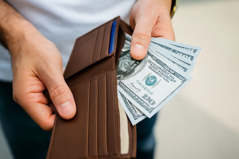 Un nuevo proyecto busca casi duplicar el salario mínimo en Nueva York para los próximos años. Fuente: Archivo.