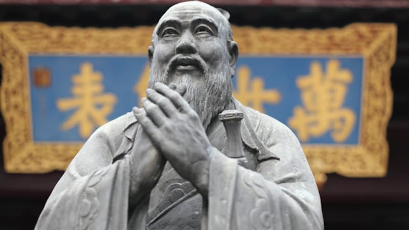 Confucio, filósofo chino: “Aquel que se exige mucho a sí mismo y espera poco de los demás, mantendrá lejos el resentimiento”