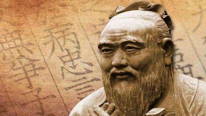 Confucio, filósofo chino, sobre el aprendizaje: “Si voy con dos hombres, cada uno de ellos será mi maestro. Tomaré las virtudes de uno y las imitaré, y los defectos del otro y los corregiré en mí”