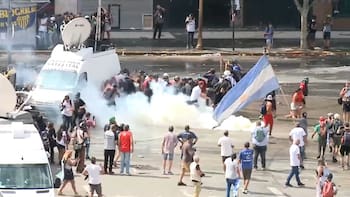 Violentos incidentes entre manifestantes y la policía mientras se debate la Reforma Laboral