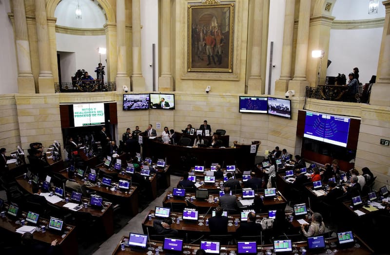 Petro reduce la prima especial de servicios a los congresistas.