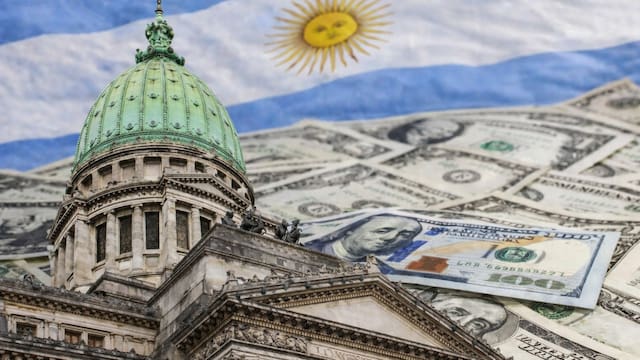 Por la agenda de reformas, acumulación de dólares y superávit, mejora la calificación de la deuda argentina