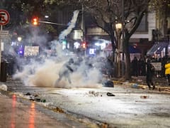 Serios incidentes con detenidos y heridos por los cruces entre la Policía y los manifestantes afuera del Congreso