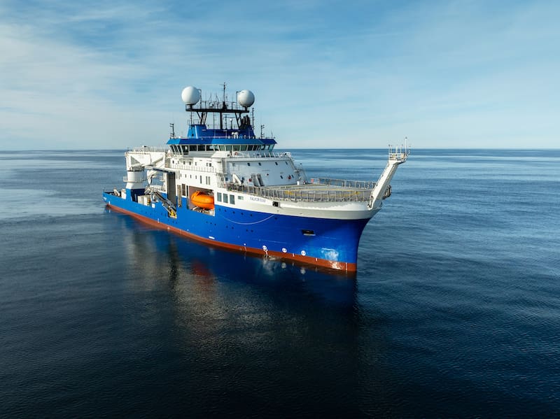 El buque de investigación R/V Falkor (too) que alojó a los científicos del CONICET durante la expedición argentina en el cañón de Mar del Plata. Créditos: Schmidt Ocean Institute.