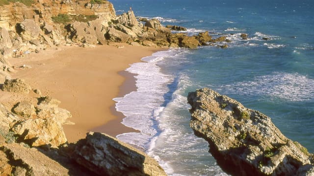Este pueblo andaluz conquistó a Hemingway con su encanto: destaca por sus playas paradisíacas y su impresionante arquitectura