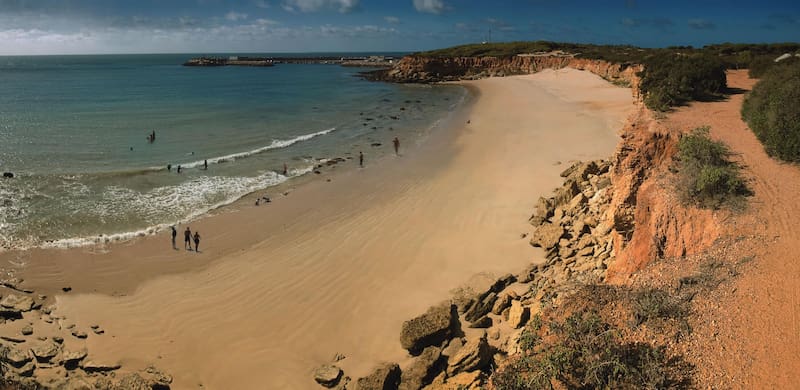 Conil de la Frontera conquistó a Hemingway con su encanto: destaca por sus playas paradisíacas y su impresionante arquitectura.