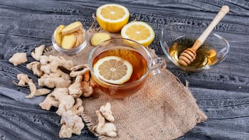 Hervir cáscara de limón, miel y jengibre: para qué sirve y por qué lo recomiendan