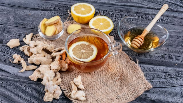 Hervir cáscara de limón, miel y jengibre: para qué sirve y por qué lo recomiendan