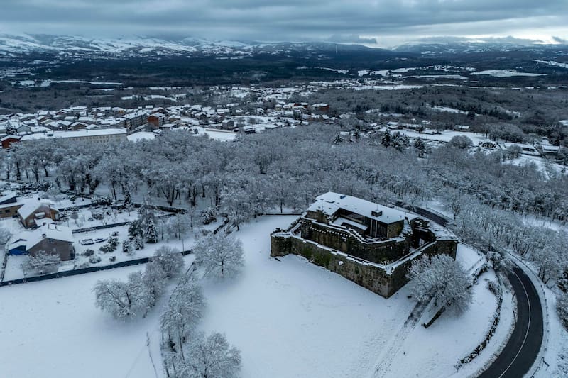 La borrasca Ingrid continúa en el país dejando nevadas en cotas muy bajas, tormentas en muchos puntos de la península y grandes olas en las costas del norte.