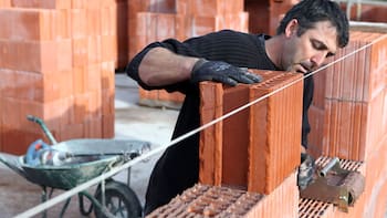 Cuántos salarios se necesitan para construir una vivienda propia de 100m2 en Buenos Aires