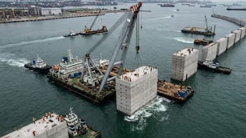 Construyen una “ciudad” sobre el mar para crear el puerto más avanzado del mundo: tendrá 66 muelles y será del tamaño de 3000 canchas de fútbol