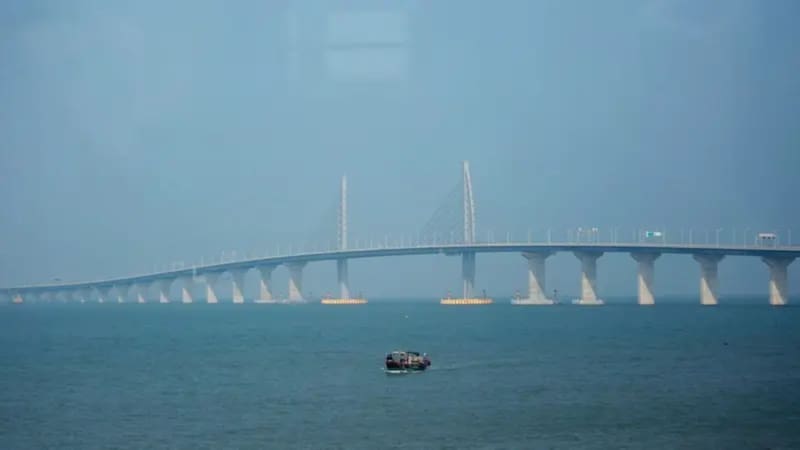 Construyen la obra del siglo: una autopista sobre el mar que reduce un viaje de 2 horas en 30 minutos