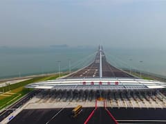 Construyen la obra del siglo: una autopista sobre el mar que reduce un viaje de 2 horas en 30 minutos