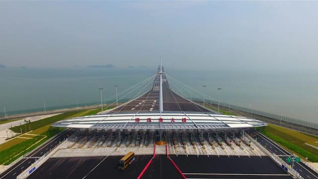 Construyen la obra del siglo: una autopista sobre el mar que reduce un viaje de 2 horas en 30 minutos