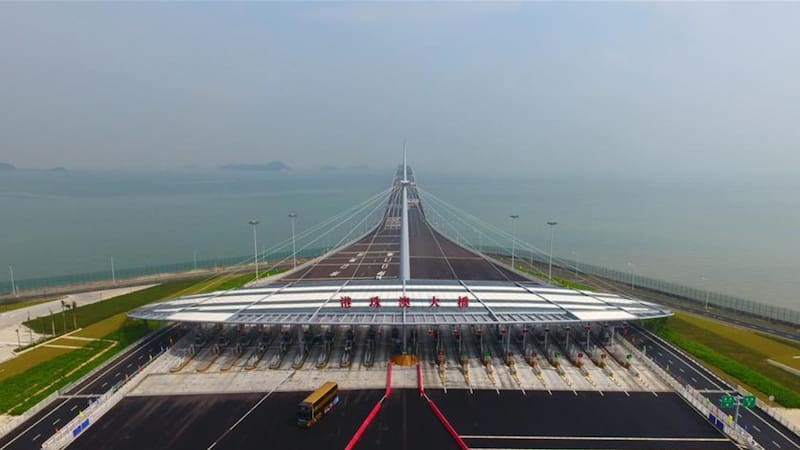 Construyen la obra del siglo: una autopista sobre el mar que reduce un viaje de 2 horas en 30 minutos
