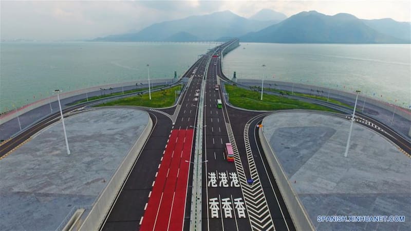 Construyen la obra del siglo: una autopista sobre el mar que reduce un viaje de 2 horas en 30 minutos