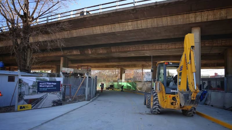 Construyen un puente clave sobre una autopista de Buenos Aires que mejorará la seguridad y la circulación