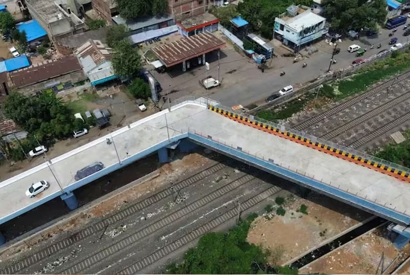 Debieron suspender a 7 ingenieros profesionales por construir una curva de casi 90 grados.