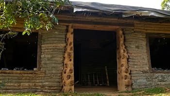 Construyó una casa bajo tierra con sus propias manos: junto tierra del lugar, armó un techo verde y tardó solo un año