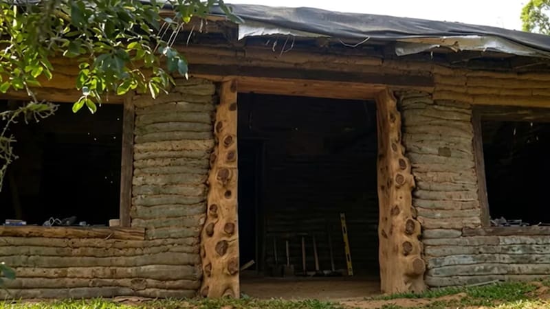 Construyó una casa bajo la tierra.