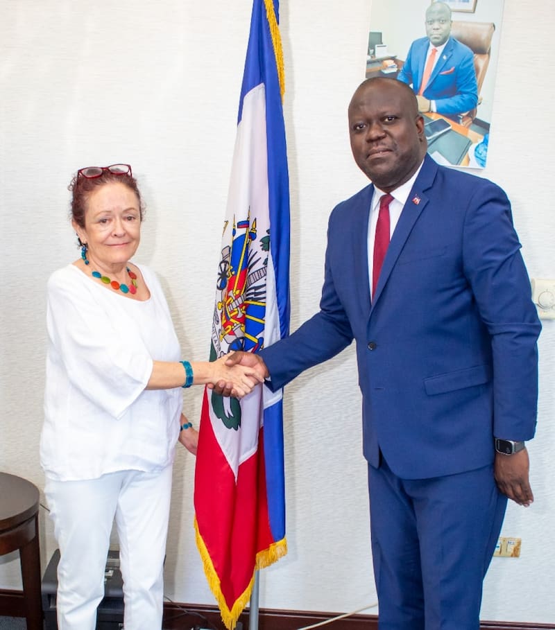 La Cónsul de Colombia en Haití, Vilma Velásquez Uribe, junto a Ricardin ST Jean, Ministro de Comercio y de Industria de Haití.