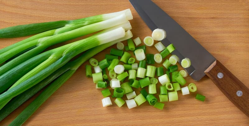 La parte blanca y verde de la cebolla de verdeo larga.