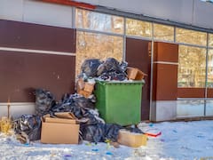 Bogotá aplicará multas de $933.816 a quienes arrojen basura, llantas, escombros, residuos de construcción, colchones o muebles en el espacio público