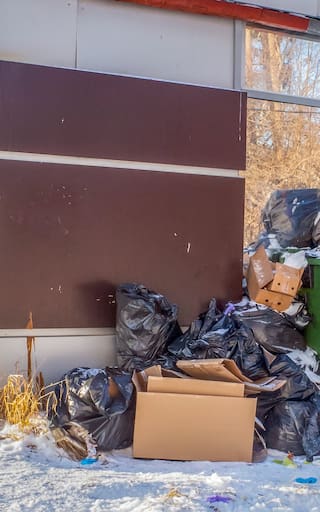 Bogotá aplicará multas de $933.816 a quienes arrojen basura, llantas, escombros, residuos de construcción, colchones o muebles en el espacio público