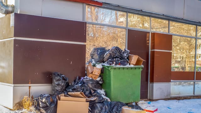 Bogotá aplicará multas de $933.816 a quienes arrojen basura, llantas, escombros, residuos de construcción, colchones o muebles en el espacio público