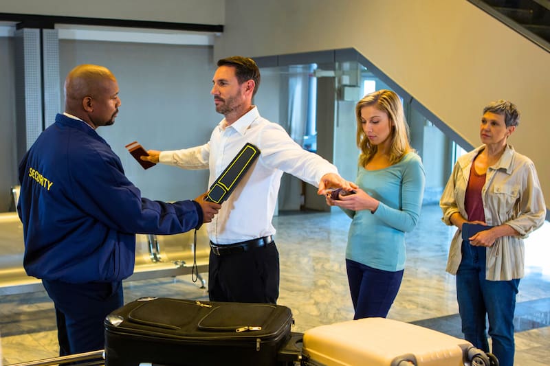 Las autoridades de seguridad aeroportuaria de Estados Unidos anunciaron que no retirarán los programas que permiten pasar más rápido por los controles de seguridad. Fuente: Freepik.