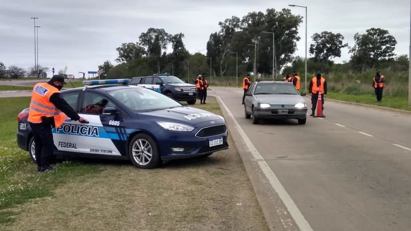 Oficiales de la Policía Federal realizando un control.