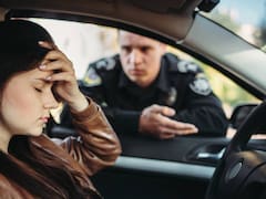 Nueva York exige que los vehículos renueven una pegatina clave al menos cada 12 meses: qué multas se aplican cuando no se hace a tiempo
