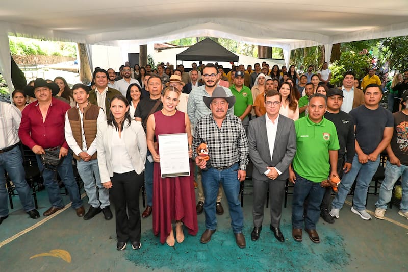 Autoridades federales y locales y representantes de Unilever en la firma del convenio.