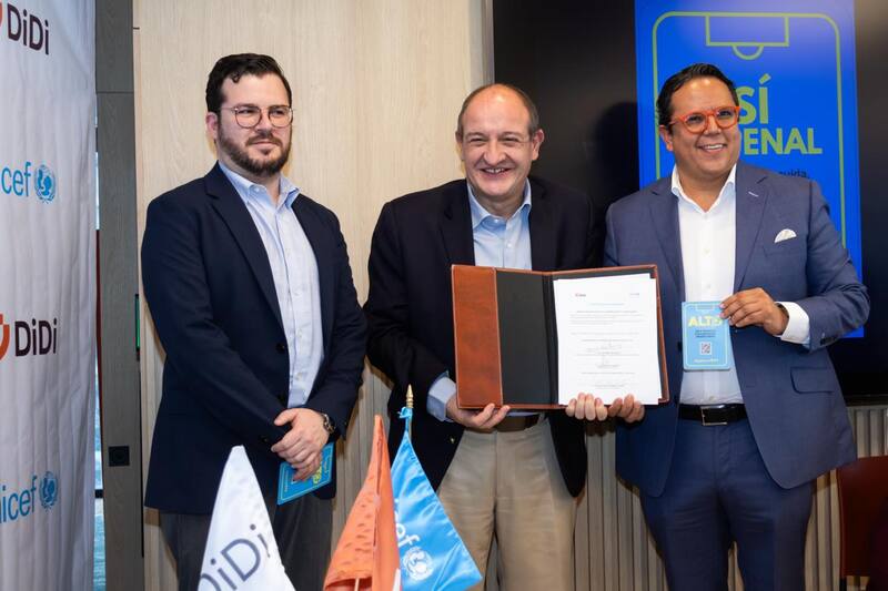 De izquierda a derecha: Alejandro Escobedo, director de asuntos corporativos y legal de DiDi; Fernando Carrera, representante de UNICEF en México, y Vicente Roqueñi, director senior de relaciones con gobierno y política pública para América Latina de DiDi.