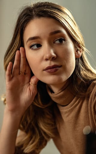 Qué significa que una persona desvíe la mirada al hablar, según la psicología del comportamiento