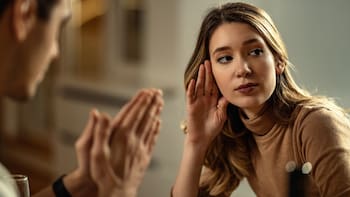 Qué significa que una persona desvíe la mirada al hablar, según la psicología del comportamiento