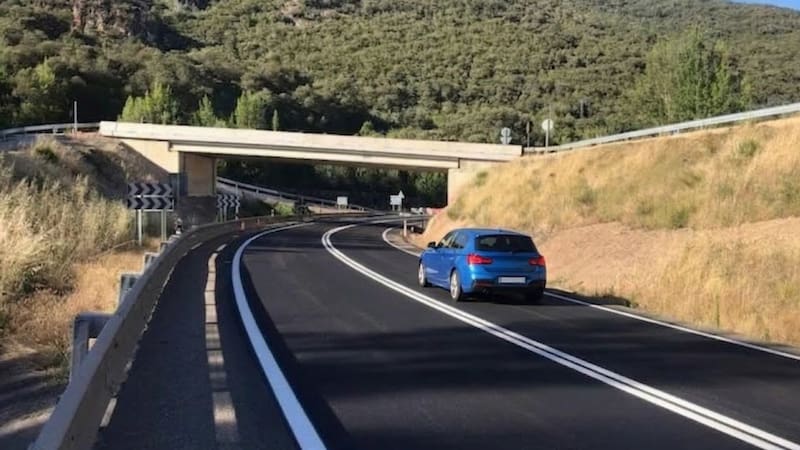 Convertirán una carretera en autovía para conectar el norte de la provincia. Foto: Gemini IA