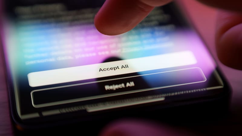 Detrás de ese botón estándar de autorización se activa un mecanismo de recolección de datos que registra gran parte de la actividad digital.
