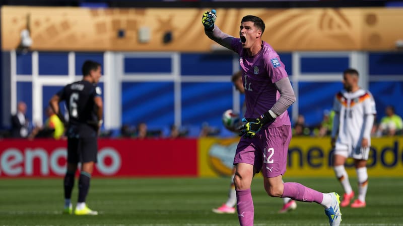 (260629) -- BOSTON, 29 junio, 2026 (Xinhua) -- El arquero Orlando Gill, de Paraguay, festeja una anotación de Julio Enciso durante el partido de dieciseisavos de final de la Copa Mundial de la FIFA 2026 ante Alemania, celebrado en el Estadio Boston, en Boston, Estados Unidos, el 29 de junio de 2026. (Xinhua/Chen Yichen) (ah) (vf)