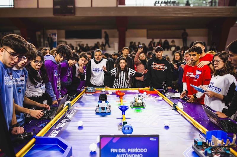 Equipos de todo el país participan en instancias presenciales de la Copa Robótica, donde ponen a prueba sus desarrollos y buscan un lugar en la final nacional rumbo al mundial en Corea del Sur.