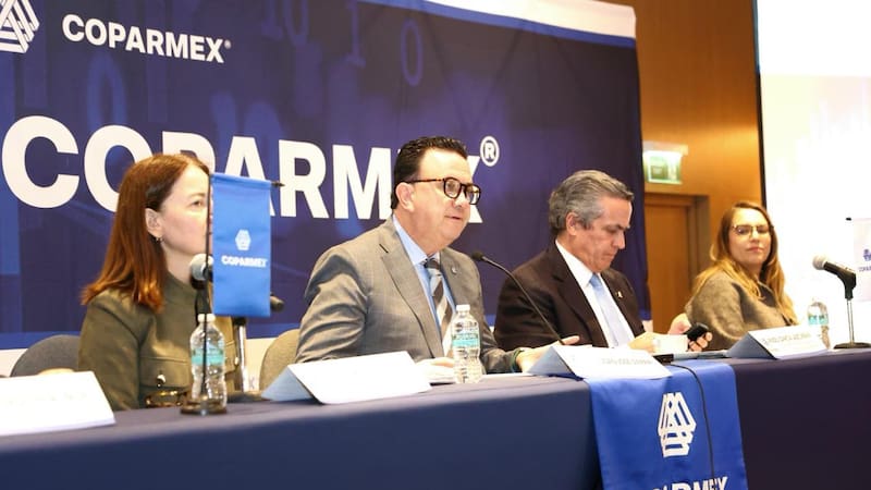 Al centro, el presidente de Coparmex, Juan José Sierra.