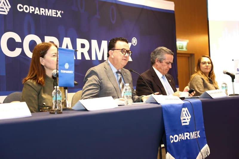 Al centro, el presidente de Coparmex, Juan José Sierra.