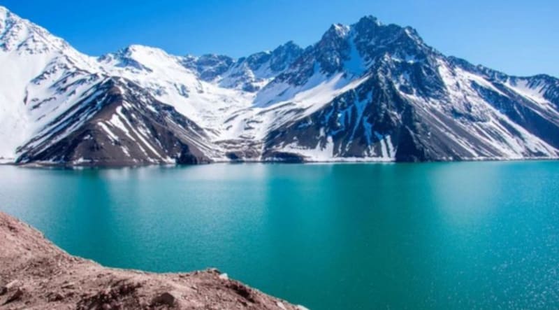 El deshielo de la nieve andina es clave para proveer agua en Chile central. Foto: Freepik.