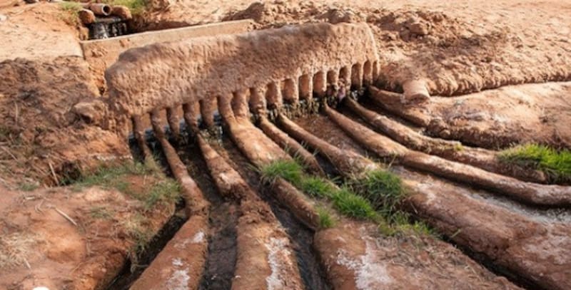 El sistema de qanats de Irán, una tecnología hidráulica milenaria desarrollada para conducir y distribuir agua en regiones áridas.