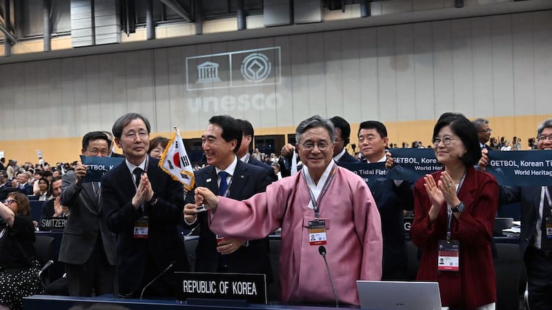 Huh Min, administrador del Servicio de Patrimonio de Corea, celebra en Busan la ampliación de "Getbol, Llanuras de Mareas Coreanas" como Patrimonio Mundial de la UNESCO.